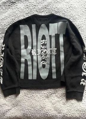 MERCH on Vinted