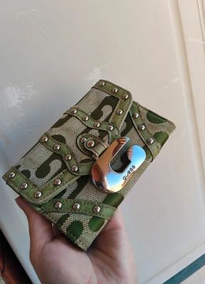 GUESS on Vinted