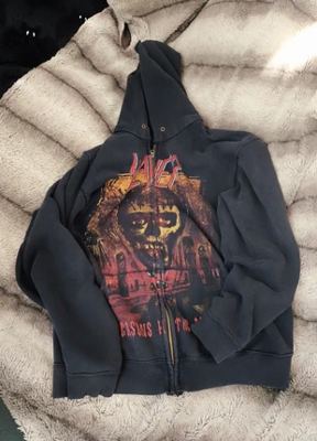 MERCH on Vinted